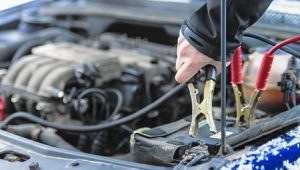 Cara Memasang Aki Mobil yang Tekor