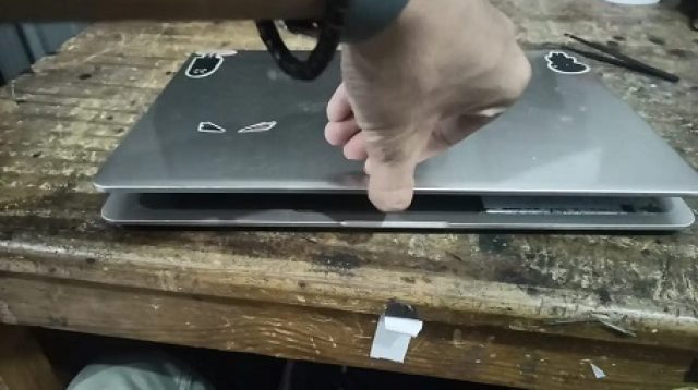 Cara Memperbaiki Engsel Laptop